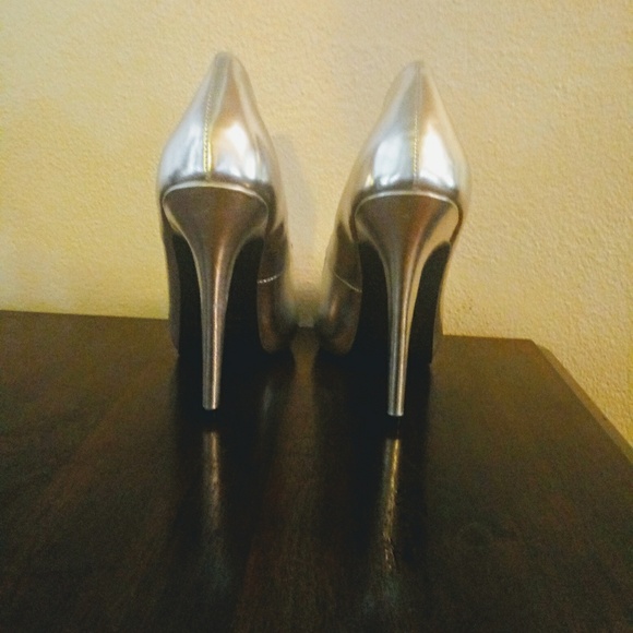 NWT Charlotte Russe Silver Stiletto Pumps - Picture 4 of 4